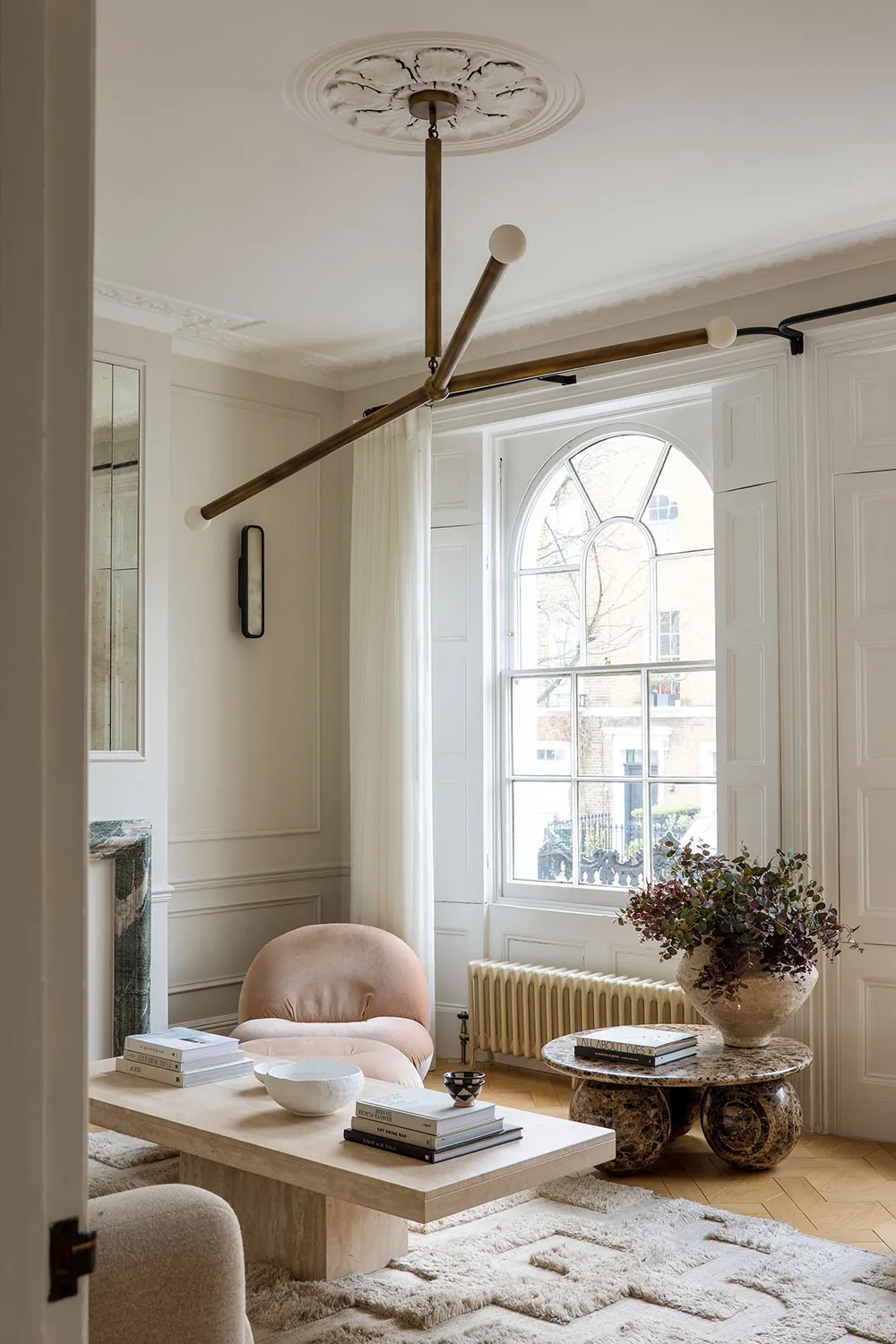 Лёгкие и элегантные интерьеры квартиры в прекрасном викторианском доме в Лондоне - Gallery image 1