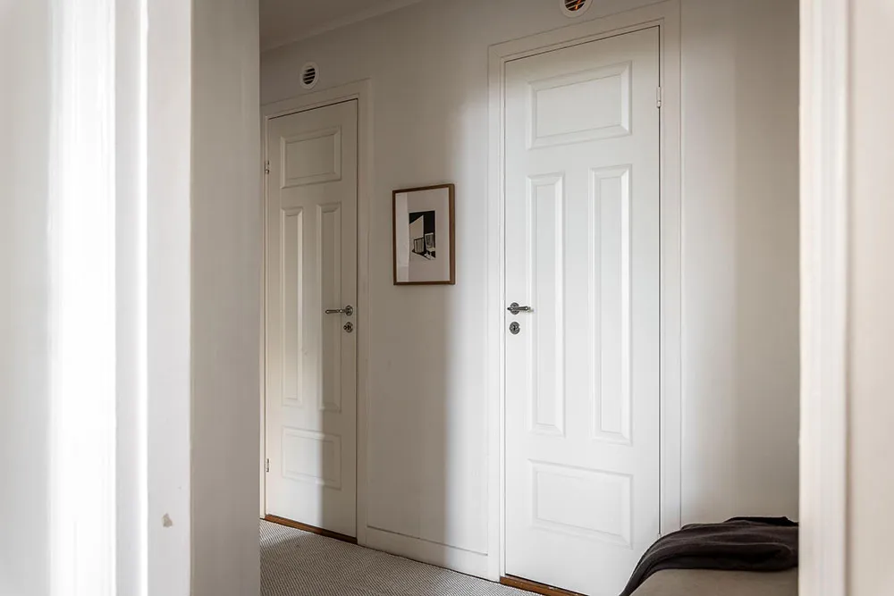 Cornice and Stylish Decor: Scandinavian Apartment with Magnificent Living Room (81 sq. m) - Gallery image 24