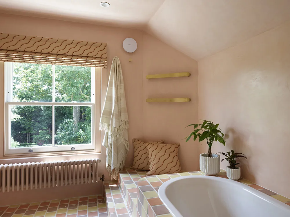 Arches, niches et murs décorés de stuc : un intérieur original à Londres - Gallery image 9