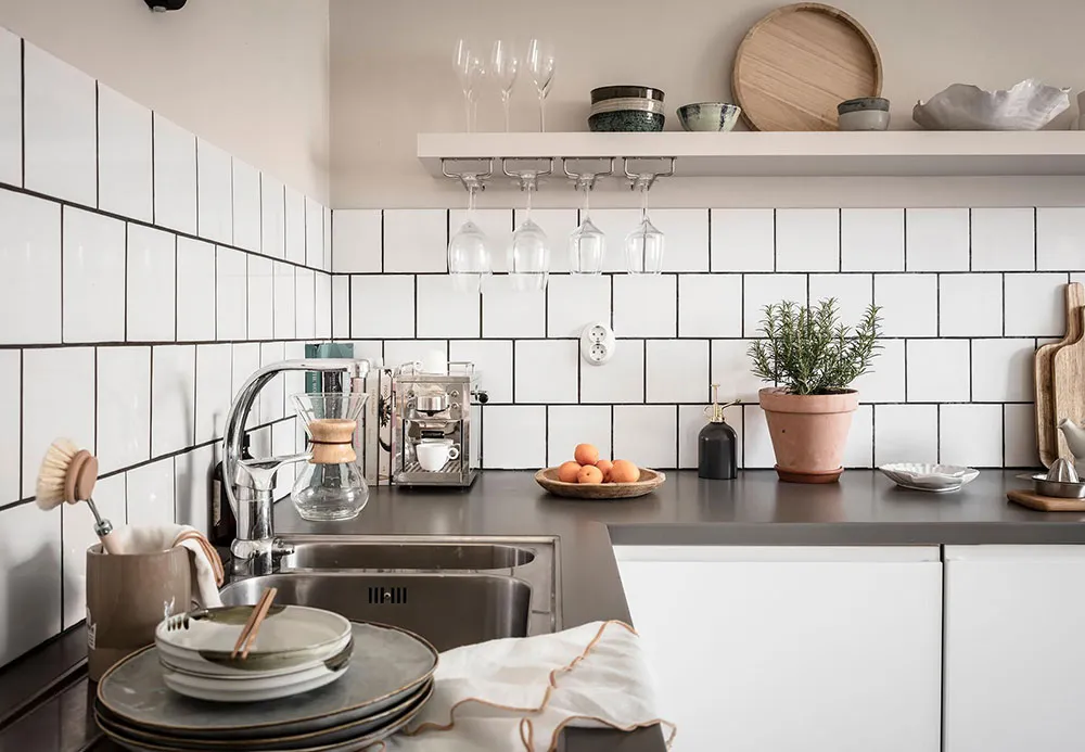 Mała dwupoziomowa kwatera z belkami w Szwecji (55 m²) - Gallery image 21