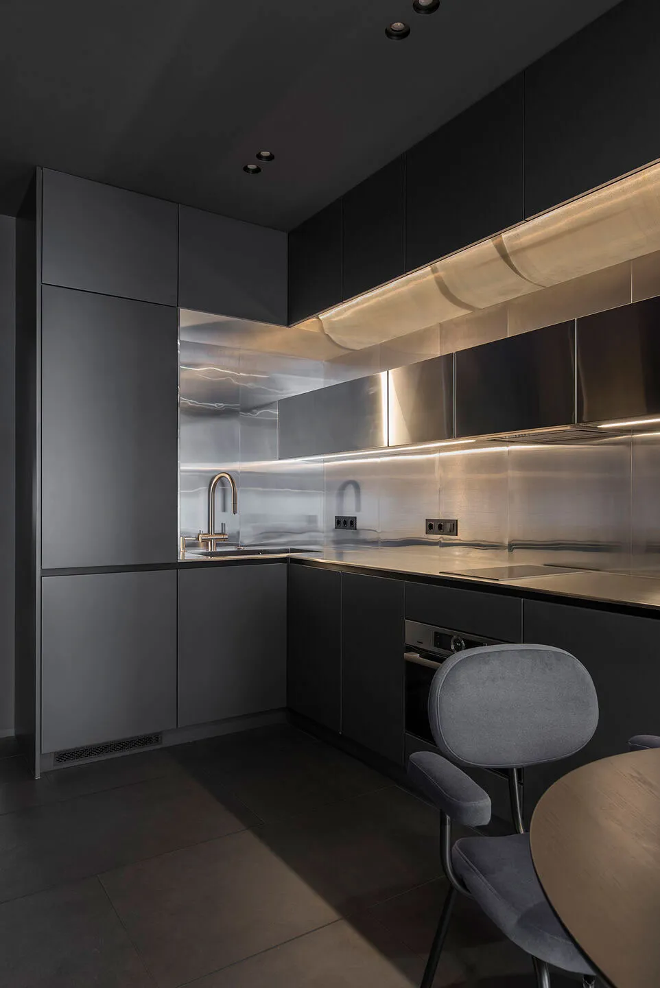 Tonos oscuros y techo de concreto: una elegante y pequeña apartamento en Kiev (45 m²) - Gallery image 16