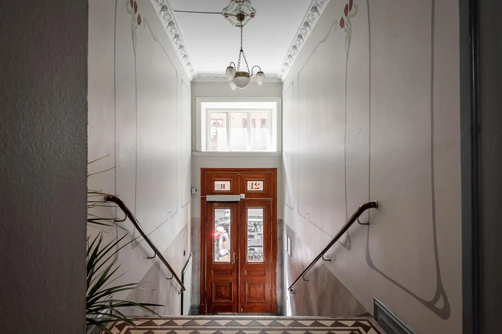 Murs gris et décoration chaleureuse : appartement cosy à Göteborg (63 m²) - Gallery image 31