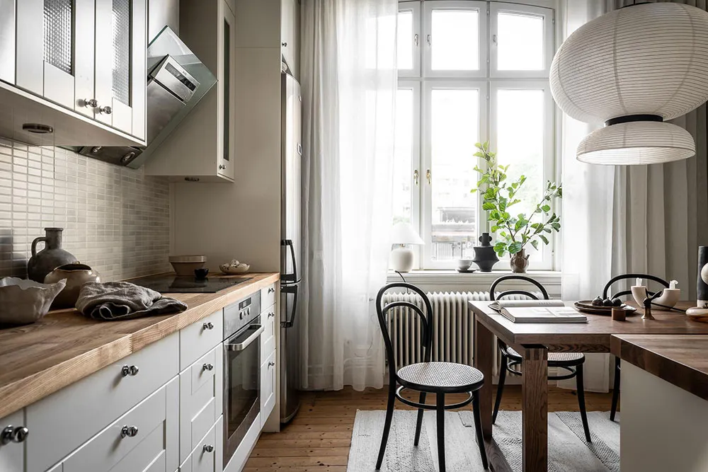 Cornice and Stylish Decor: Scandinavian Apartment with Magnificent Living Room (81 sq. m) - Gallery image 25