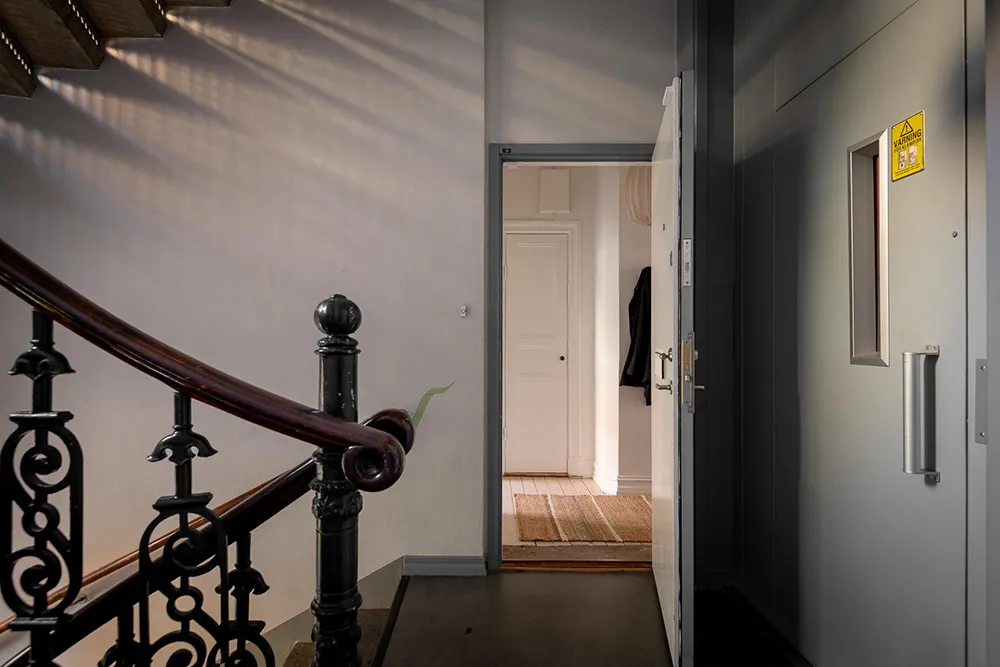 Murs gris et décoration chaleureuse : appartement cosy à Göteborg (63 m²) - Gallery image 30