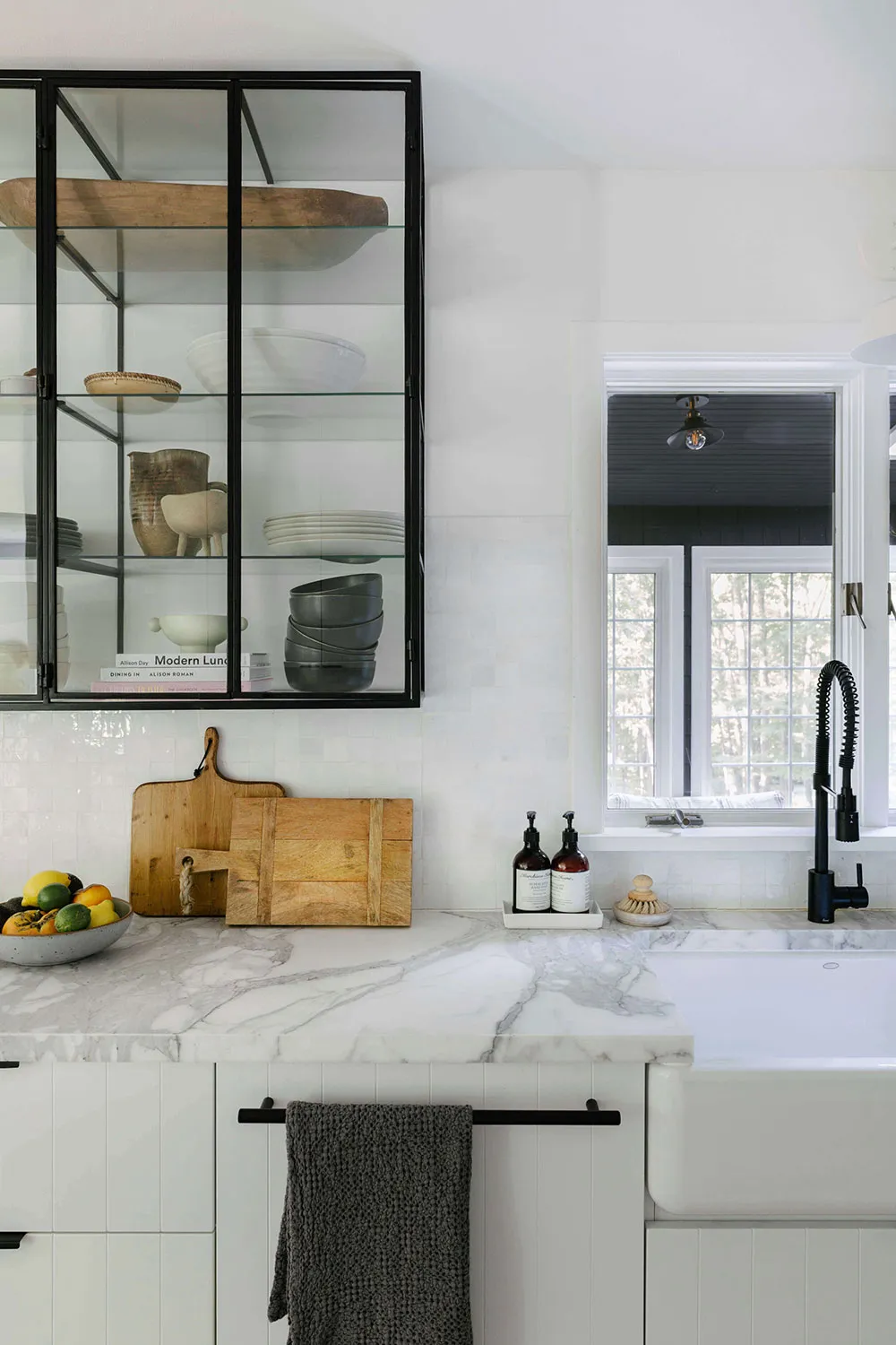 Fenêtre noire et intérieurs blancs : un abri confortable dans la forêt de l'État de New York - Gallery image 6