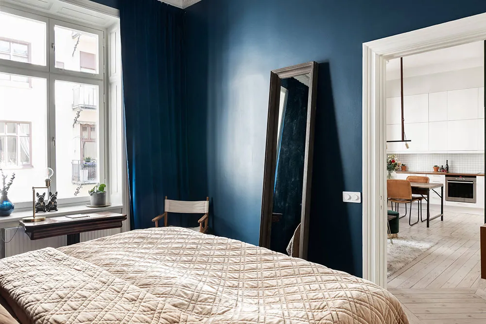 Accents verts dans le salon et chambre bleue foncée : petite mais efficace à Stockholm (48 m²) - Gallery image 9