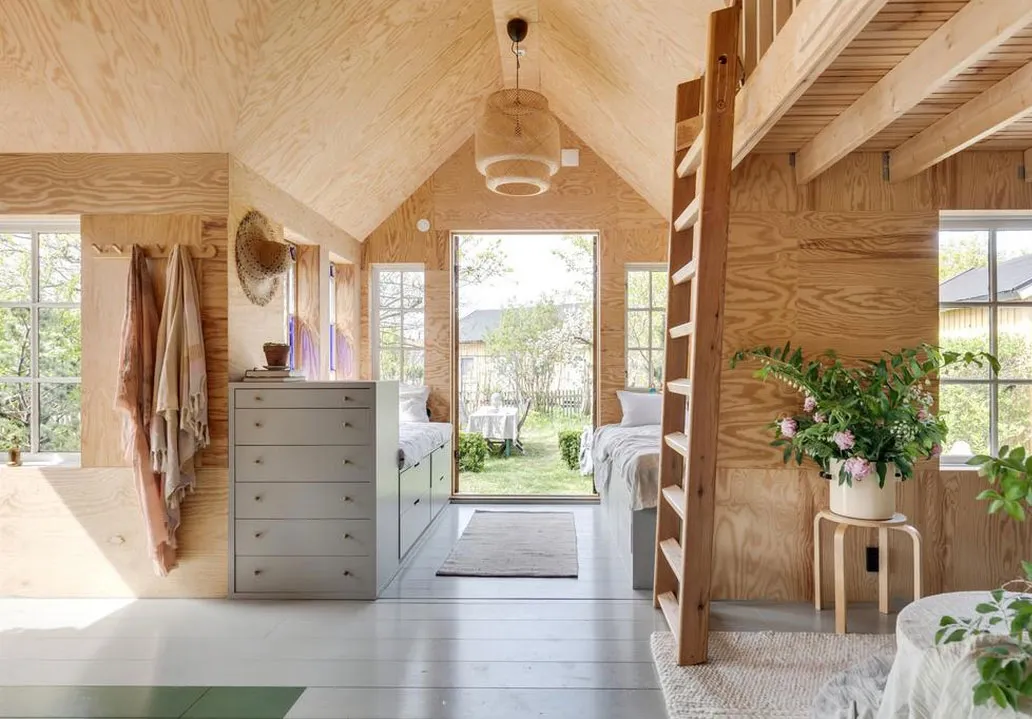 Tradycyjny z zewnątrz, niespodziewany w środku: domek na dzialce w Szwecji - Gallery image 2