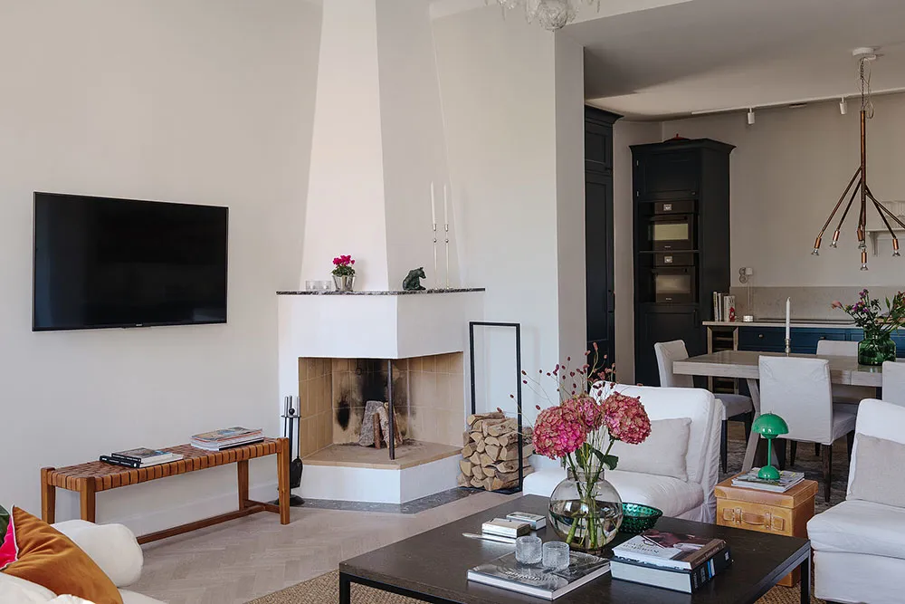 Белый скандинавский интерьер с творческой атмосферой - Gallery image 3