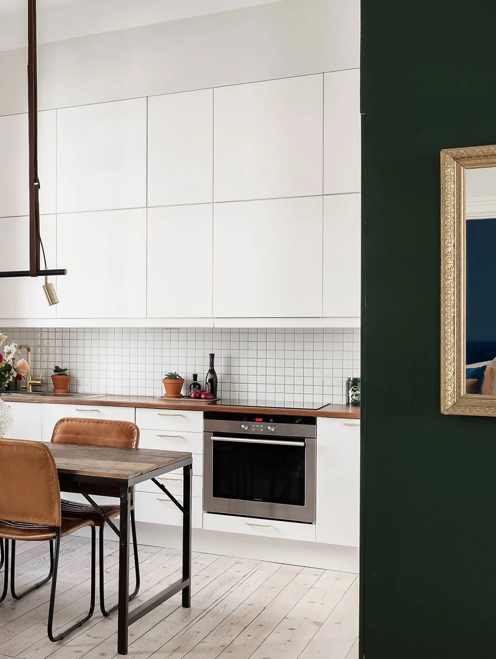 Accents verts dans le salon et chambre bleue foncée : petite mais efficace à Stockholm (48 m²) - Gallery image 1