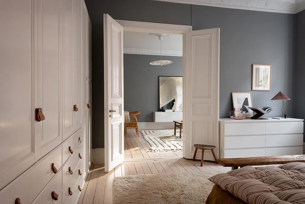 Murs gris et décoration chaleureuse : appartement cosy à Göteborg (63 m²) - Gallery image 18