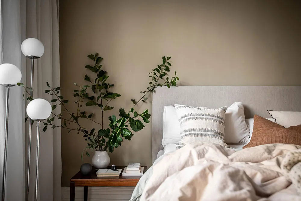 Cornice and Stylish Decor: Scandinavian Apartment with Magnificent Living Room (81 sq. m) - Gallery image 21