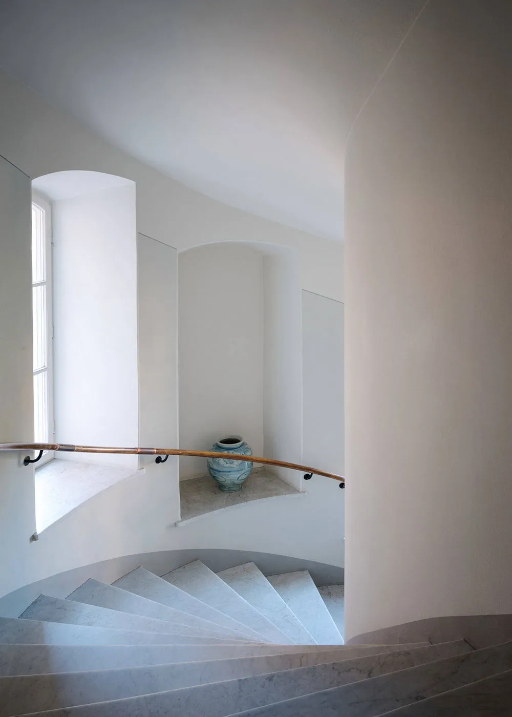 Белый скандинавский интерьер с творческой атмосферой - Gallery image 25