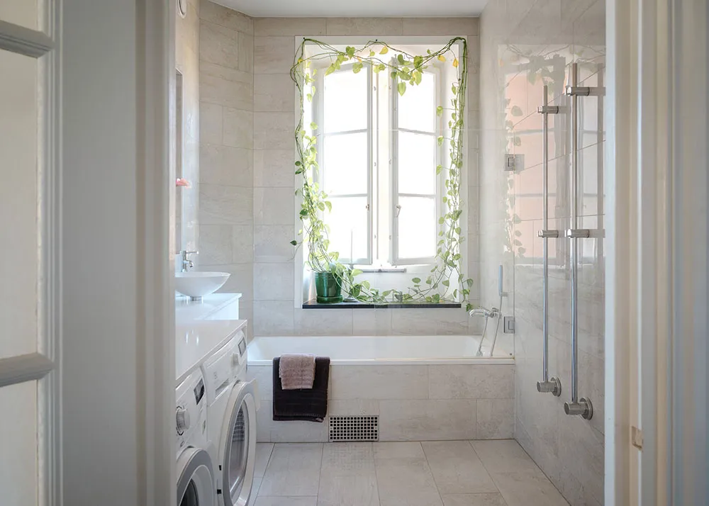 Белый скандинавский интерьер с творческой атмосферой - Gallery image 15