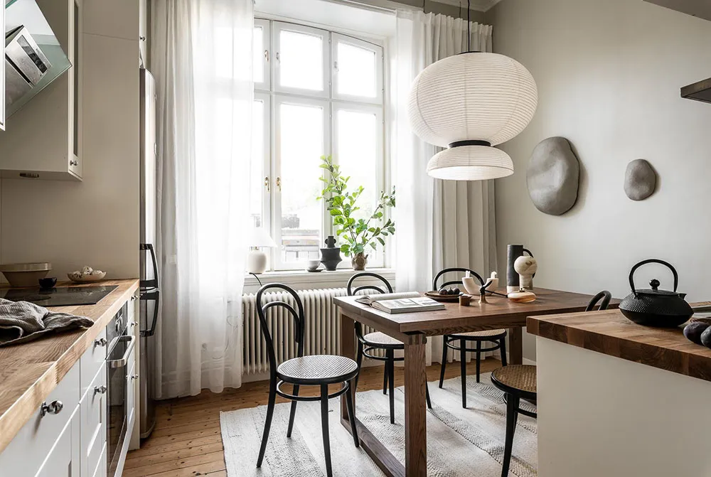 Cornice and Stylish Decor: Scandinavian Apartment with Magnificent Living Room (81 sq. m) - Gallery image 26