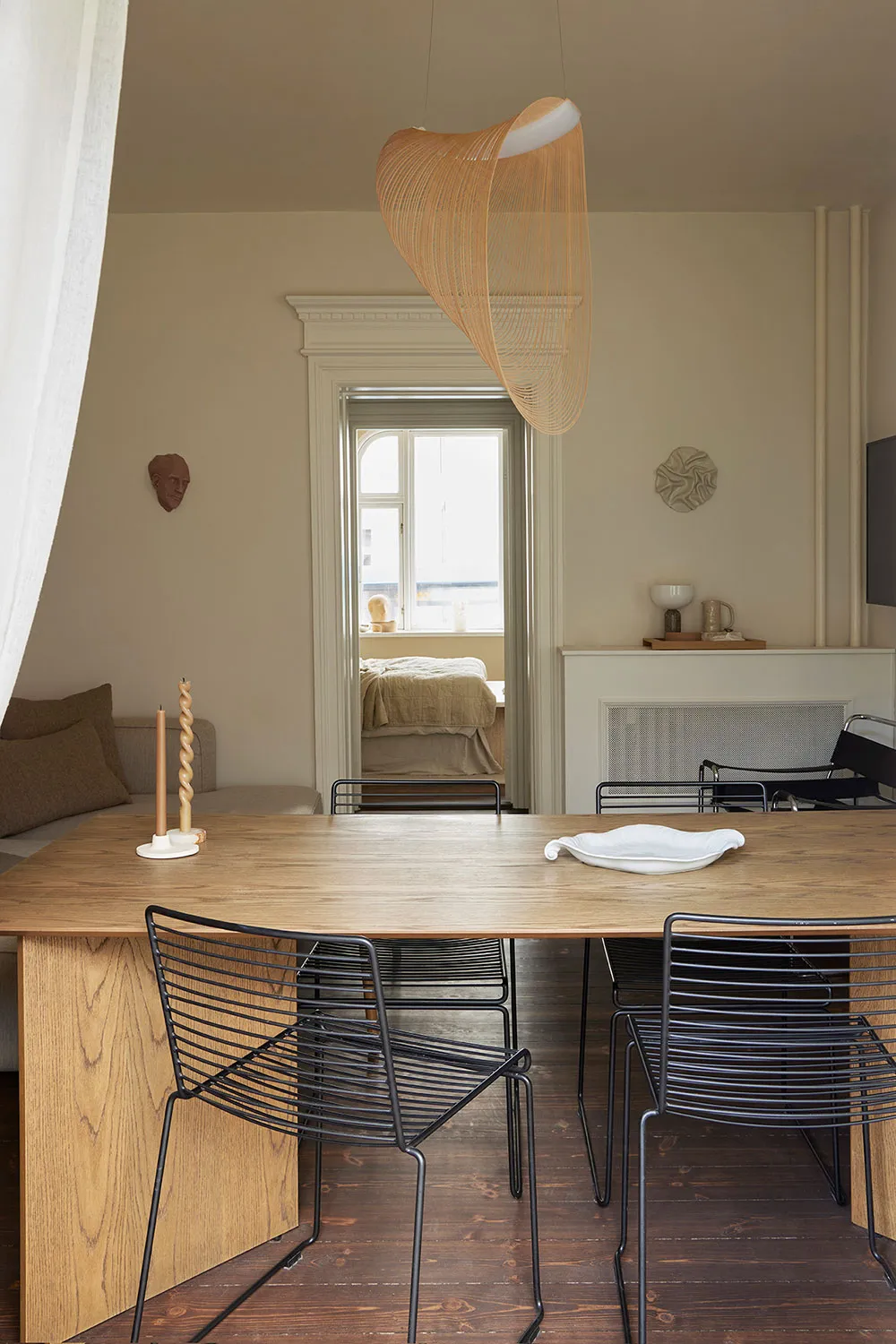 Wärme natürlicher Materialien in der kleinen Wohnung eines Designers in Dänemark - Gallery image 10