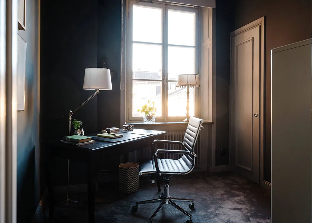 Белый скандинавский интерьер с творческой атмосферой - Gallery image 21