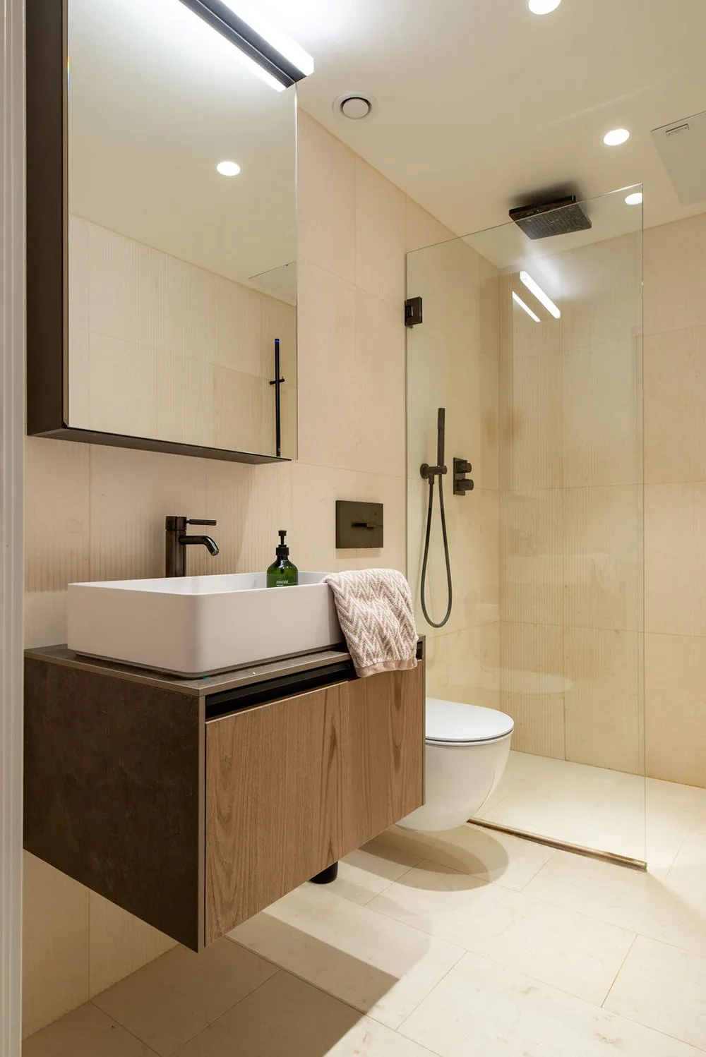 Zweiter Licht und pastellfarbene Töne: Loft in einem historischen Gebäude in Stockholm - Gallery image 13