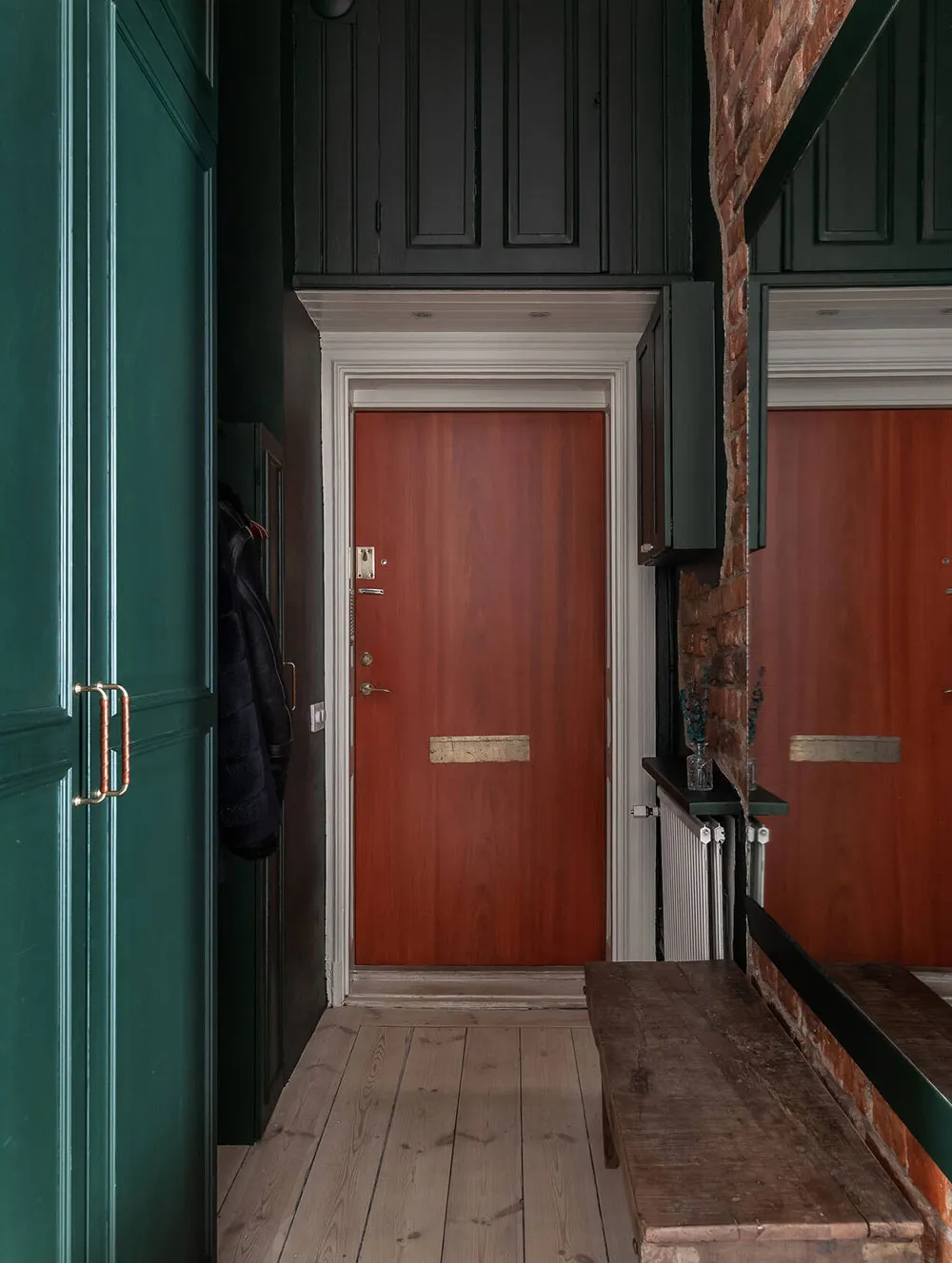 Accents verts dans le salon et chambre bleue foncée : petite mais efficace à Stockholm (48 m²) - Gallery image 14