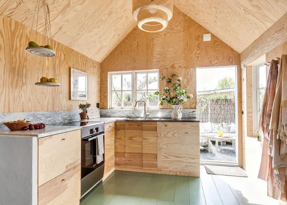 Tradycyjny z zewnątrz, niespodziewany w środku: domek na dzialce w Szwecji - Gallery image 3