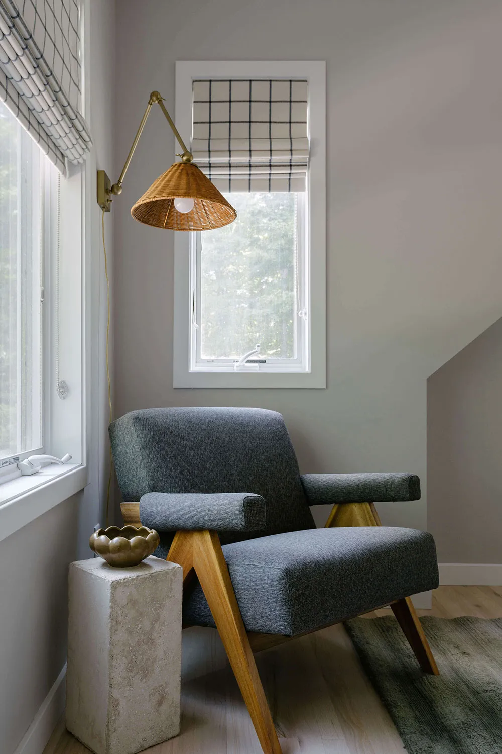 Fenêtre noire et intérieurs blancs : un abri confortable dans la forêt de l'État de New York - Gallery image 21