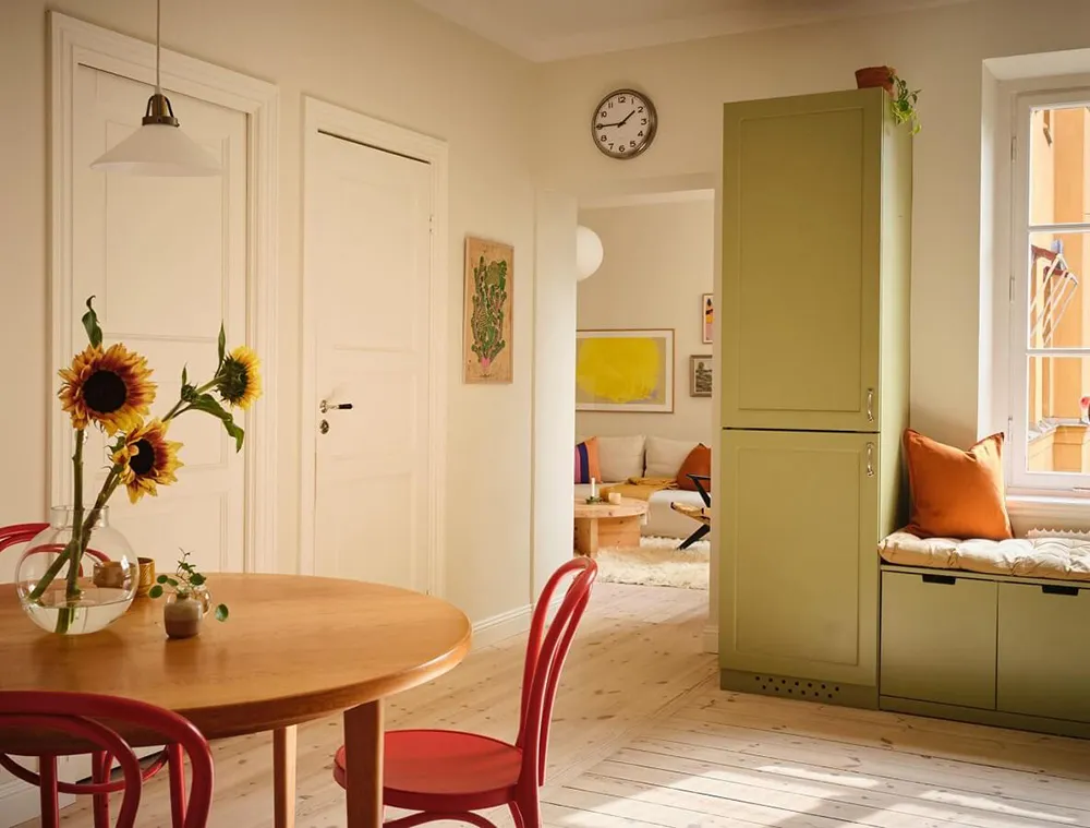 Słoneczny wnętrze w Stokholmie z przyjemnymi olivkovymi akcentami (63 m²) - Gallery image 8