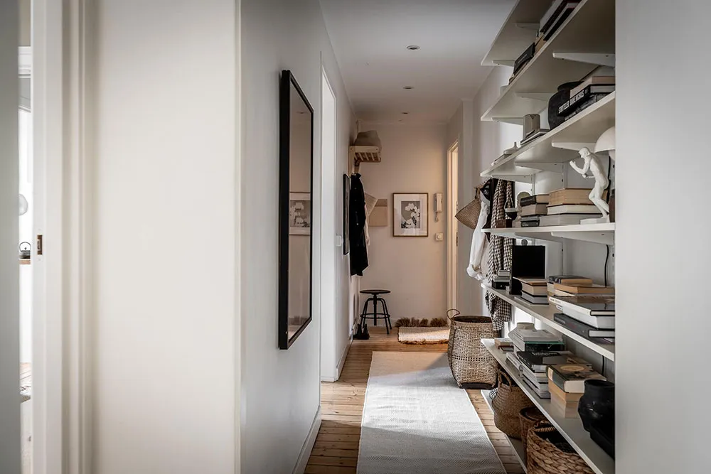 Cornice and Stylish Decor: Scandinavian Apartment with Magnificent Living Room (81 sq. m) - Gallery image 29