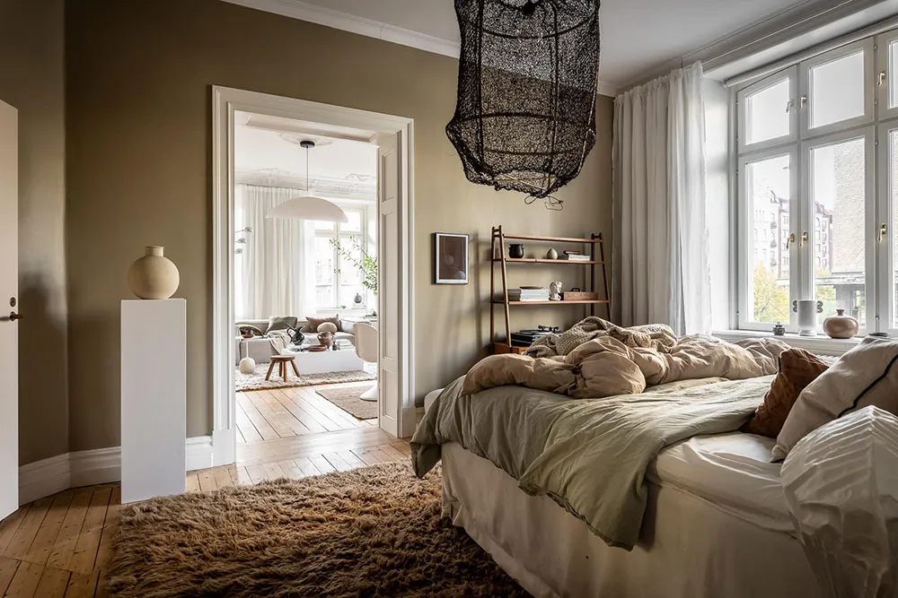 Cornice and Stylish Decor: Scandinavian Apartment with Magnificent Living Room (81 sq. m) - Gallery image 5