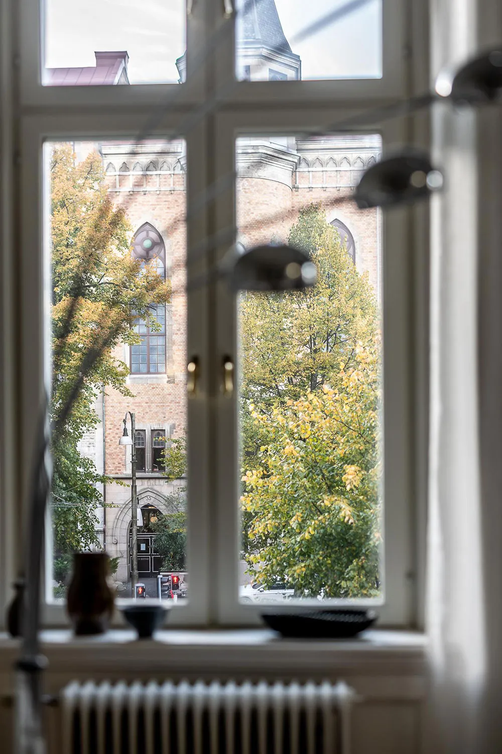 Cornice and Stylish Decor: Scandinavian Apartment with Magnificent Living Room (81 sq. m) - Gallery image 14