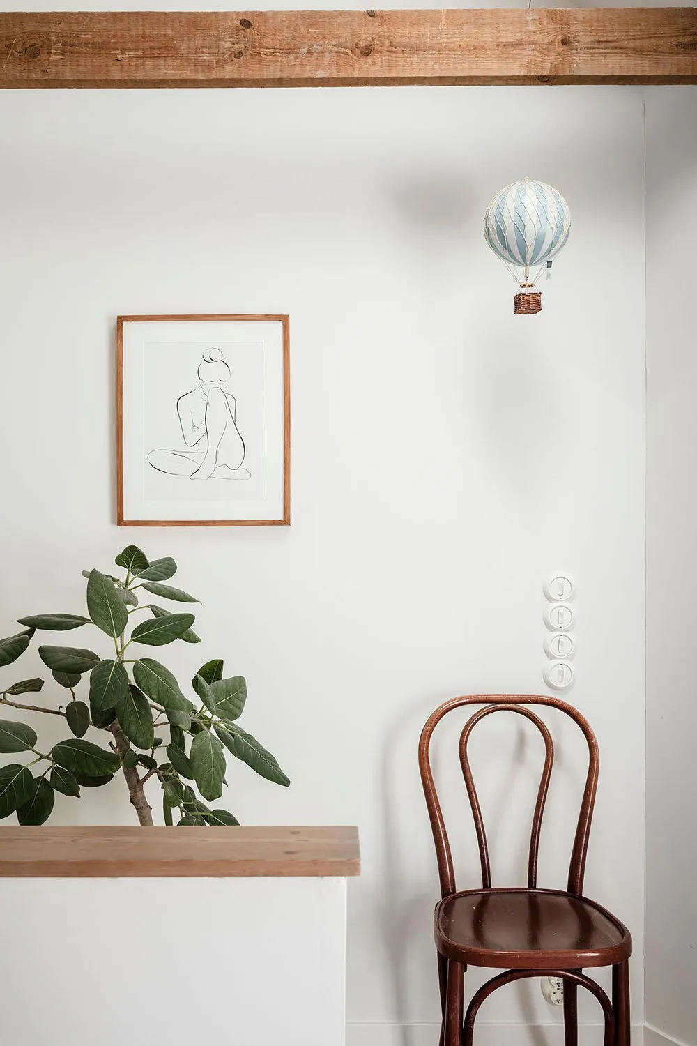 Mała dwupoziomowa kwatera z belkami w Szwecji (55 m²) - Gallery image 14