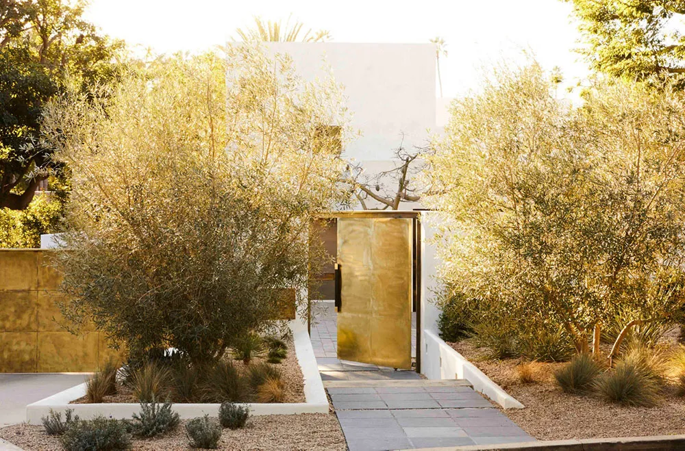 कैलिफोर्निया में स्थित एक मैक्सिकन विला का चमकदार एवं आधुनिक रूप से पुनर्निर्माण - Gallery image 1