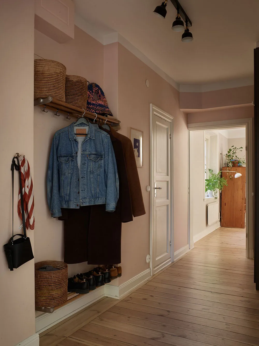 Simplicité scandinave et verdure à la fenêtre : appartement en banlieue de Stockholm (58 m²) - Gallery image 17