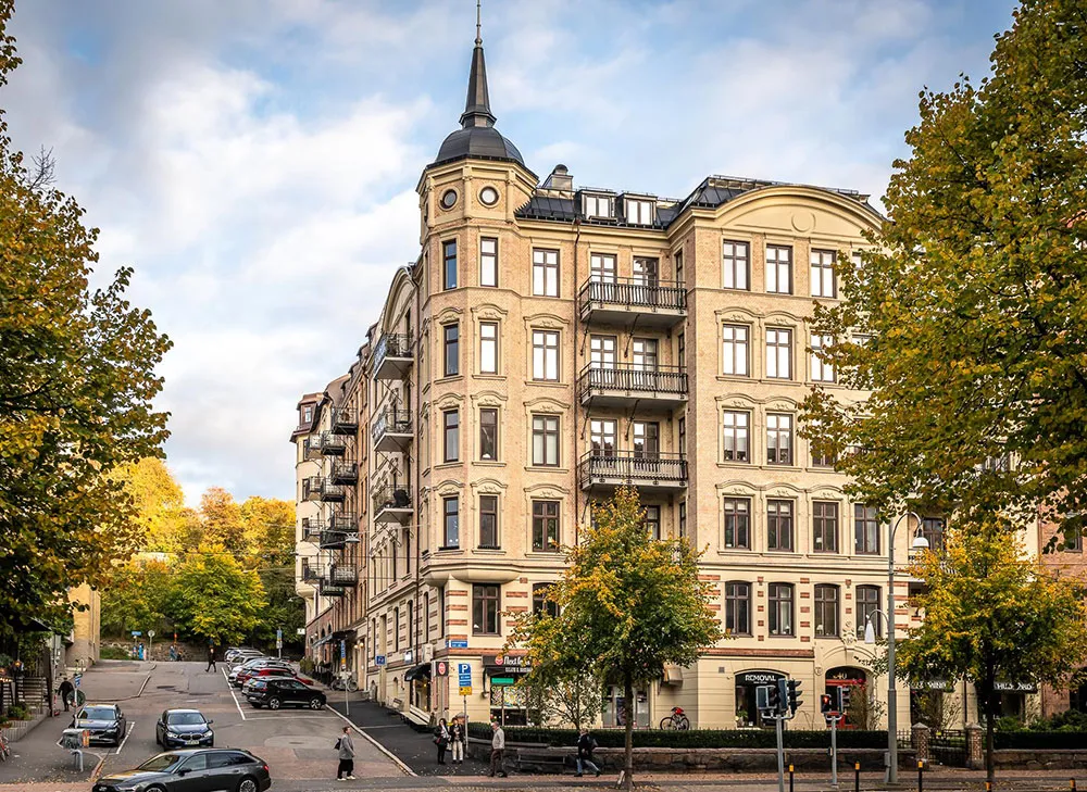 Cornice and Stylish Decor: Scandinavian Apartment with Magnificent Living Room (81 sq. m) - Gallery image 6