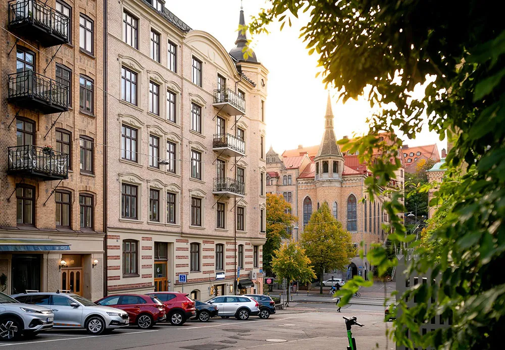 Cornice and Stylish Decor: Scandinavian Apartment with Magnificent Living Room (81 sq. m) - Gallery image 31