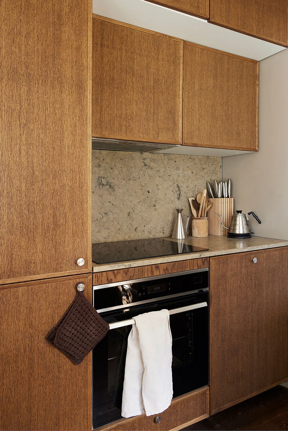 Wärme natürlicher Materialien in der kleinen Wohnung eines Designers in Dänemark - Gallery image 3