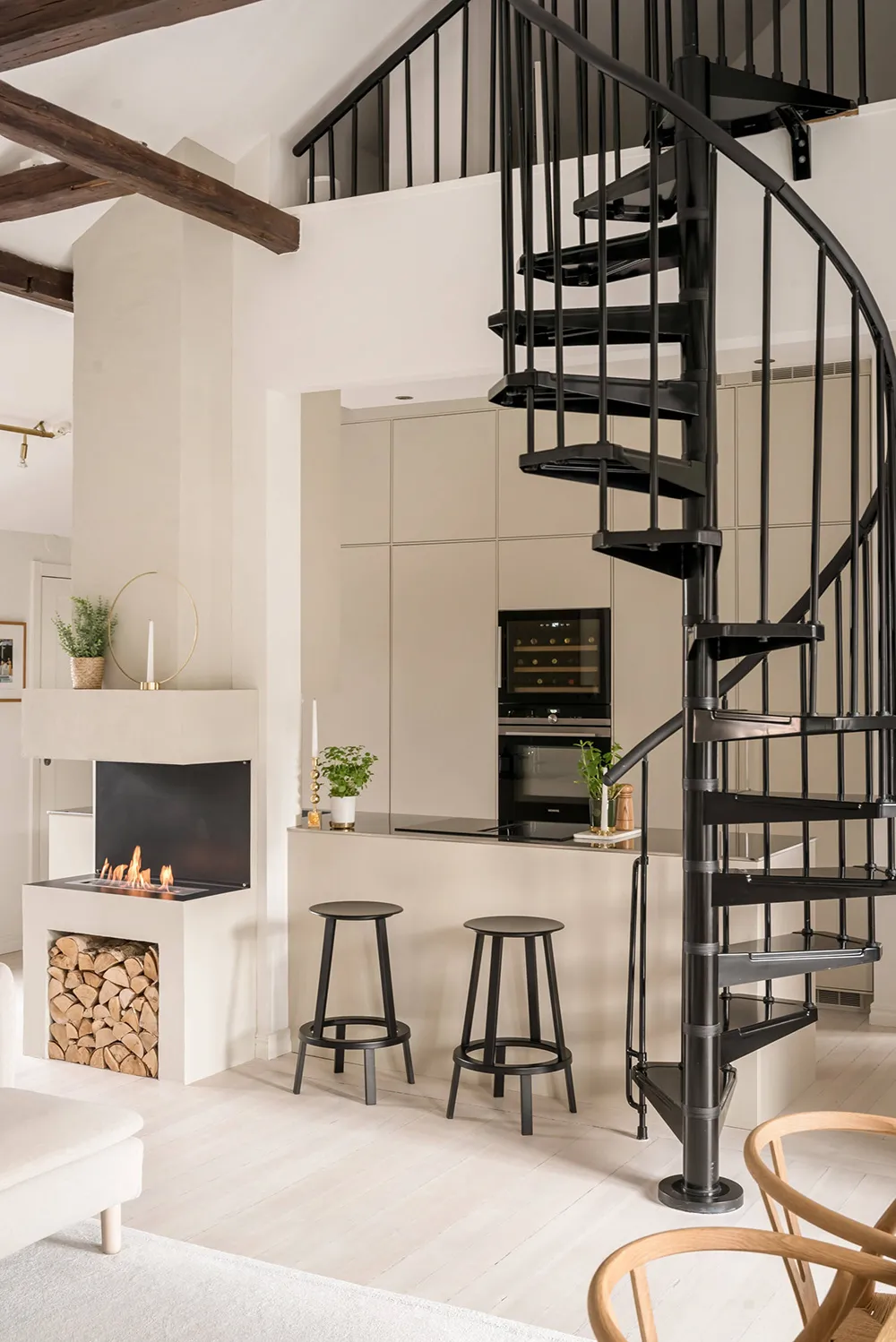 स्टॉकहोम में सुंदर अपार्टमेंट, जिसमें घुमावदार सीढ़ियाँ हैं। - Gallery image 1
