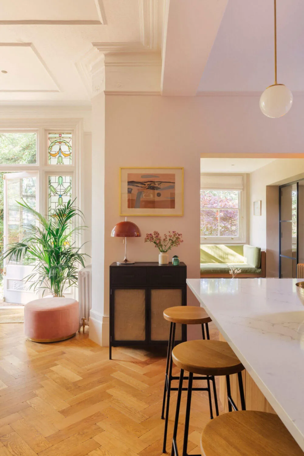 Intérieurs ensoleillés d'une maison victorienne avec vitraux à Londres - Gallery image 7