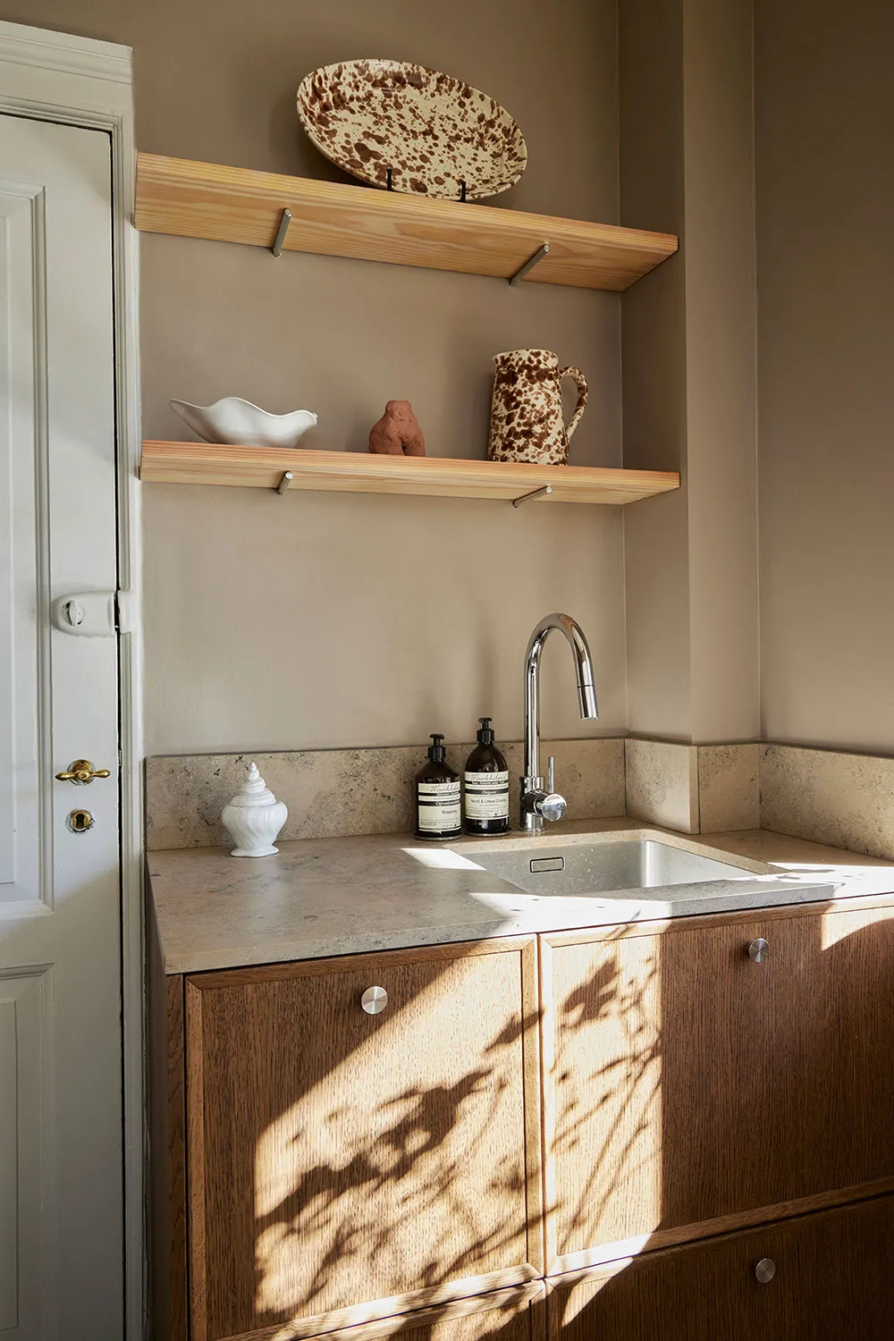 Wärme natürlicher Materialien in der kleinen Wohnung eines Designers in Dänemark - Gallery image 5