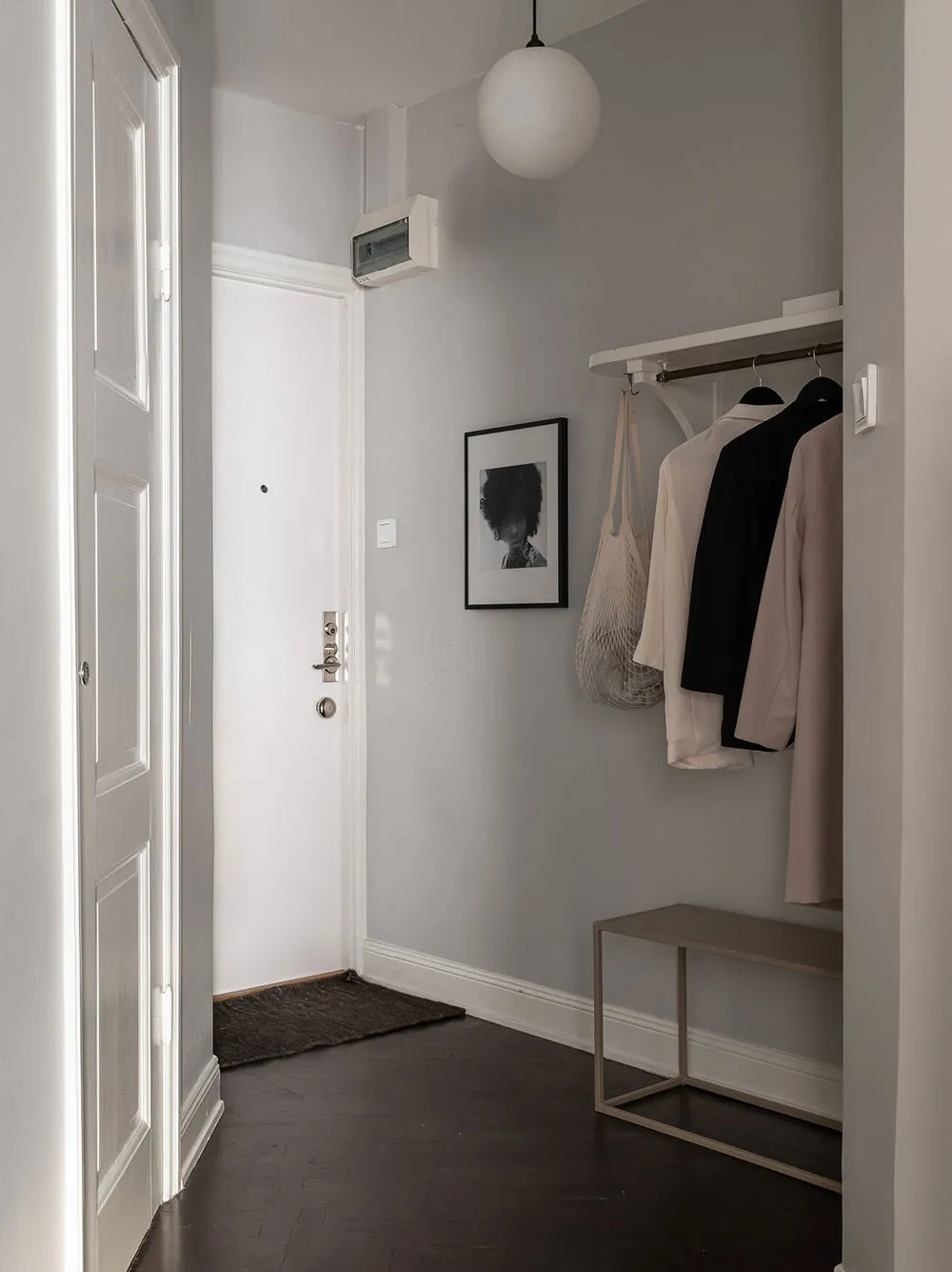 Амбарная дверь и кухня в нише: компактная и стильная двушка в Швеции (46 кв. м) - Gallery image 15