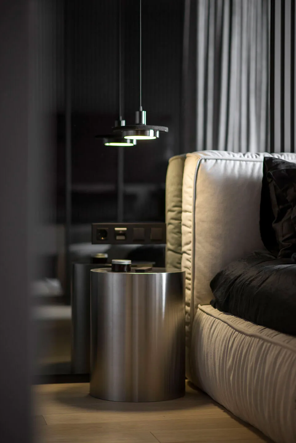 Tonos oscuros y techo de concreto: una elegante y pequeña apartamento en Kiev (45 m²) - Gallery image 4