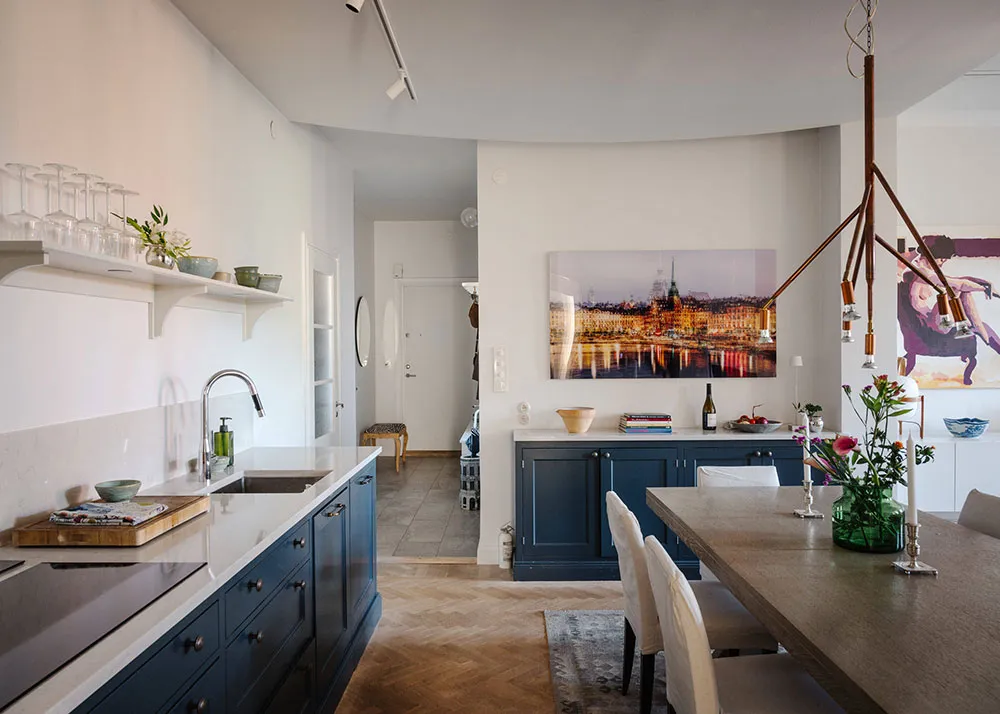 Белый скандинавский интерьер с творческой атмосферой - Gallery image 7