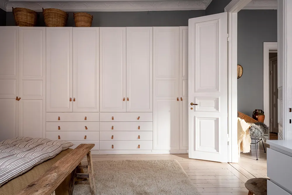 Murs gris et décoration chaleureuse : appartement cosy à Göteborg (63 m²) - Gallery image 16