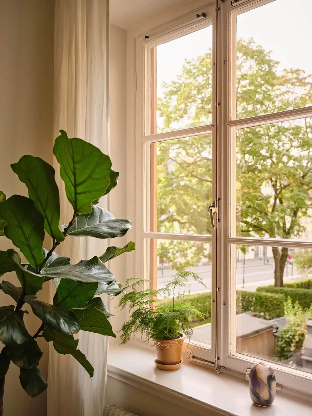 Słoneczny wnętrze w Stokholmie z przyjemnymi olivkovymi akcentami (63 m²) - Gallery image 3