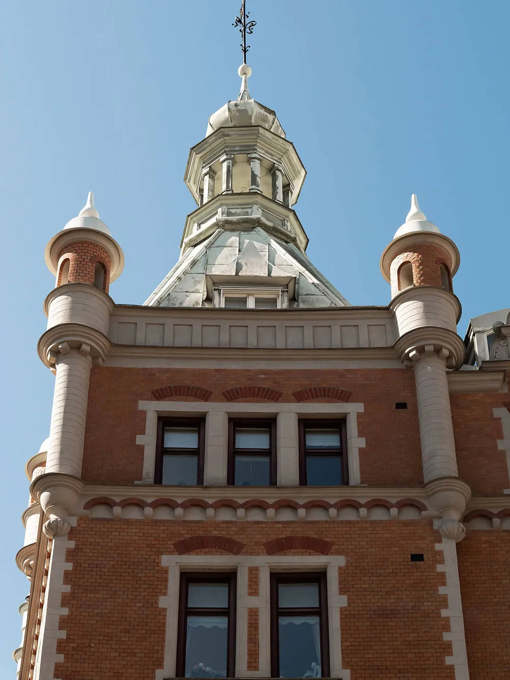 Accents verts dans le salon et chambre bleue foncée : petite mais efficace à Stockholm (48 m²) - Gallery image 15