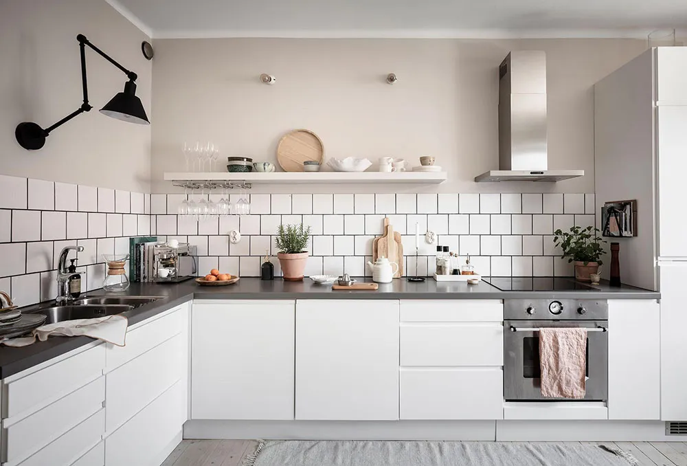 Mała dwupoziomowa kwatera z belkami w Szwecji (55 m²) - Gallery image 19