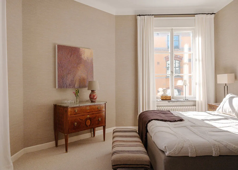 Белый скандинавский интерьер с творческой атмосферой - Gallery image 11