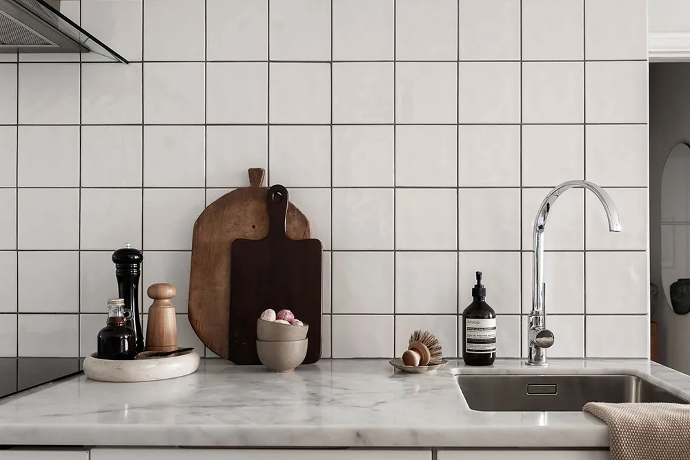 Амбарная дверь и кухня в нише: компактная и стильная двушка в Швеции (46 кв. м) - Gallery image 10