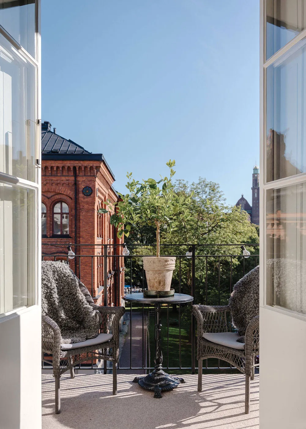 Белый скандинавский интерьер с творческой атмосферой - Gallery image 4