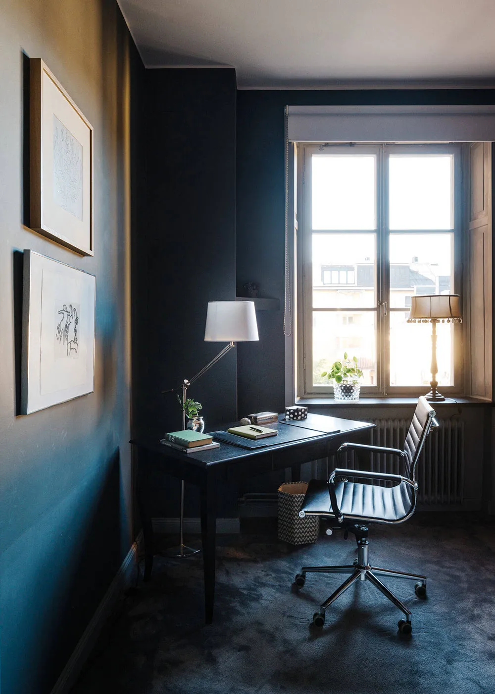 Белый скандинавский интерьер с творческой атмосферой - Gallery image 22