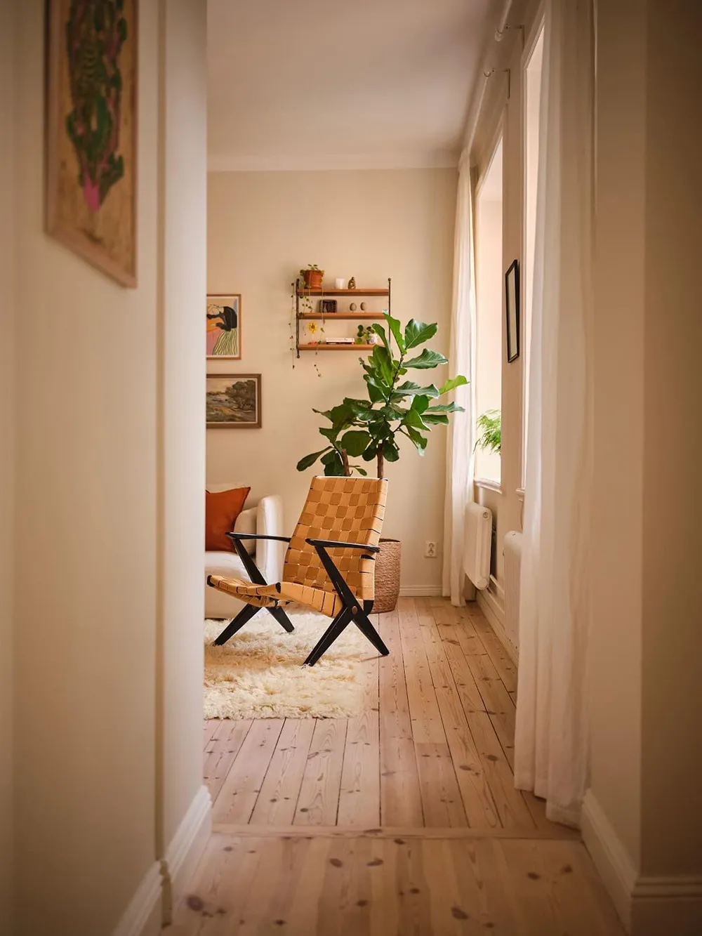 Słoneczny wnętrze w Stokholmie z przyjemnymi olivkovymi akcentami (63 m²) - Gallery image 1