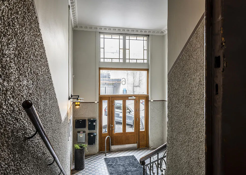 Cornice and Stylish Decor: Scandinavian Apartment with Magnificent Living Room (81 sq. m) - Gallery image 32